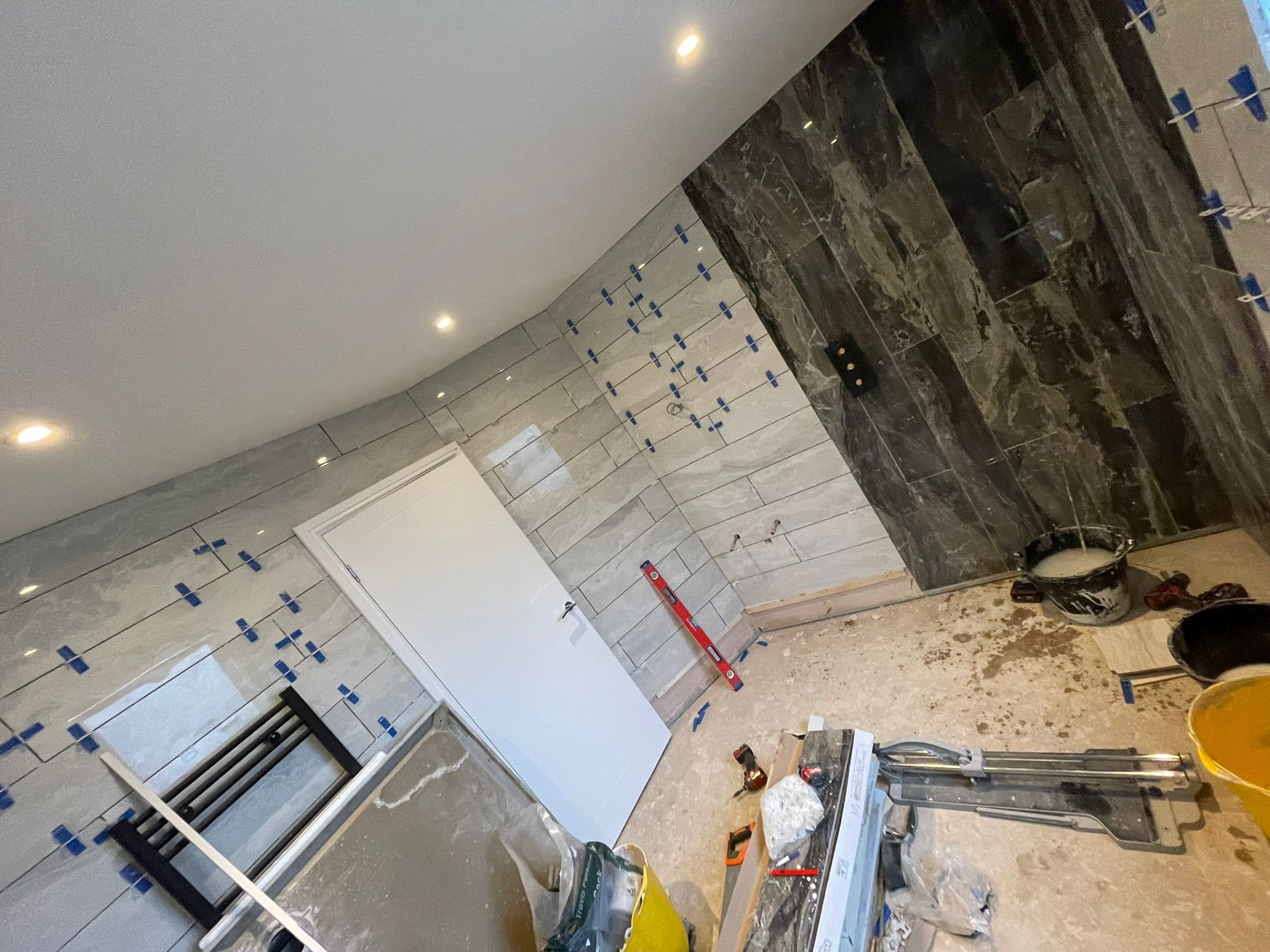 Bathroom tiling with spacers and dark feature wall